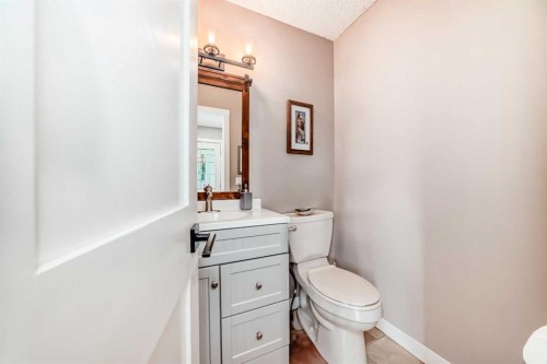 6739 Coach Hill Road Sw, Calgary, AB - Indoor Photo Showing Bathroom