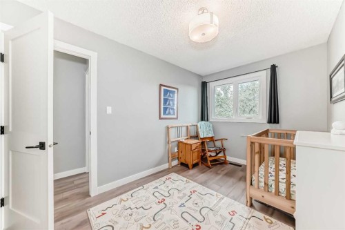 6739 Coach Hill Road Sw, Calgary, AB - Indoor Photo Showing Bedroom