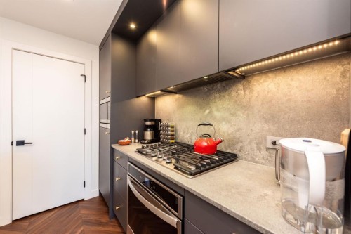 516-8505 Broadcast Avenue Sw, Calgary, AB - Indoor Photo Showing Kitchen
