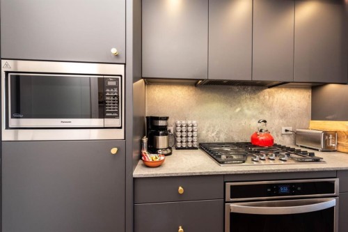 516-8505 Broadcast Avenue Sw, Calgary, AB - Indoor Photo Showing Kitchen