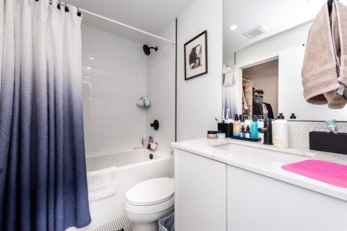 516-8505 Broadcast Avenue Sw, Calgary, AB - Indoor Photo Showing Bathroom