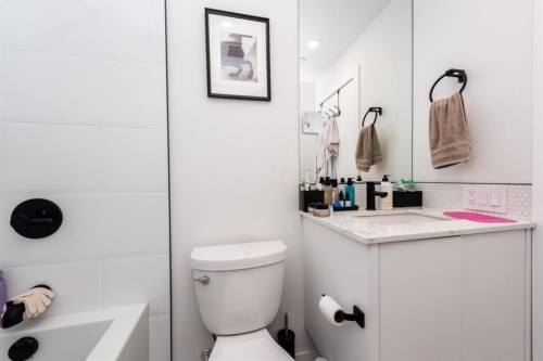 516-8505 Broadcast Avenue Sw, Calgary, AB - Indoor Photo Showing Bathroom