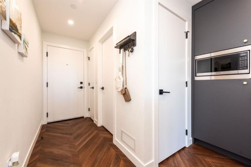 516-8505 Broadcast Avenue Sw, Calgary, AB - Indoor Photo Showing Other Room