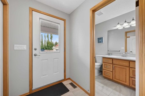 35 Pine Place, Crossfield, AB 