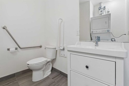 302-2505 17 Avenue Sw, Calgary, AB - Indoor Photo Showing Bathroom