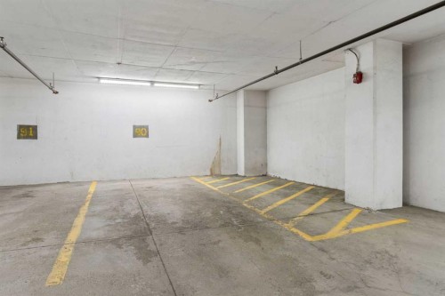 302-2505 17 Avenue Sw, Calgary, AB - Indoor Photo Showing Garage