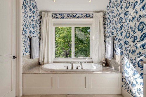 124 Posthill Drive Sw, Calgary, AB - Indoor Photo Showing Bathroom