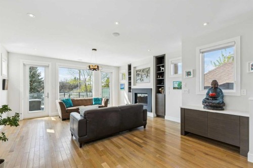 911 Drury Avenue Ne, Calgary, AB - Indoor Photo Showing Living Room
