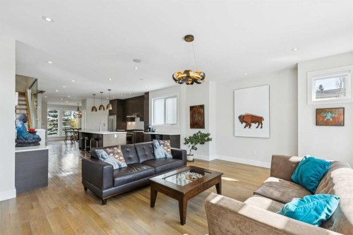911 Drury Avenue Ne, Calgary, AB - Indoor Photo Showing Living Room