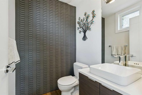 911 Drury Avenue Ne, Calgary, AB - Indoor Photo Showing Bathroom