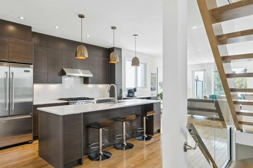 911 Drury Avenue Ne, Calgary, AB - Indoor Photo Showing Kitchen With Upgraded Kitchen