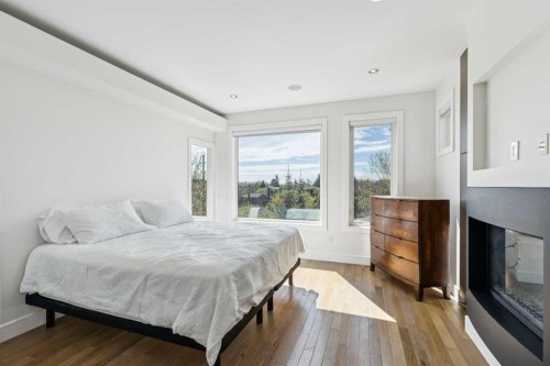 911 Drury Avenue Ne, Calgary, AB - Indoor Photo Showing Bedroom