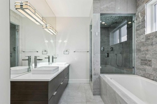911 Drury Avenue Ne, Calgary, AB - Indoor Photo Showing Bathroom