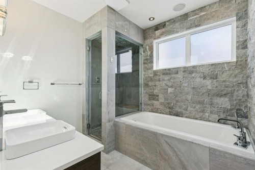 911 Drury Avenue Ne, Calgary, AB - Indoor Photo Showing Bathroom