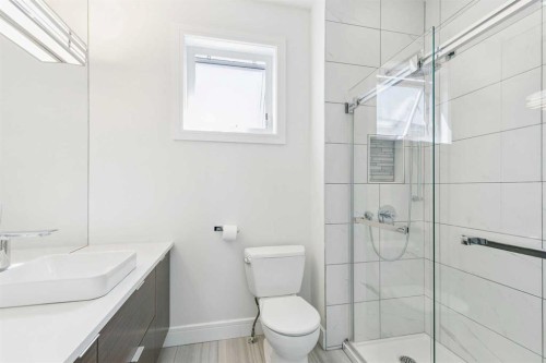 911 Drury Avenue Ne, Calgary, AB - Indoor Photo Showing Bathroom