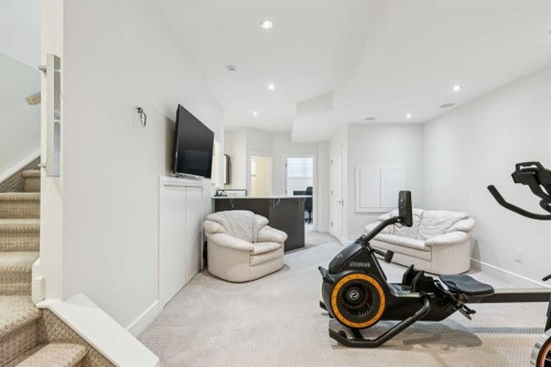 911 Drury Avenue Ne, Calgary, AB - Indoor