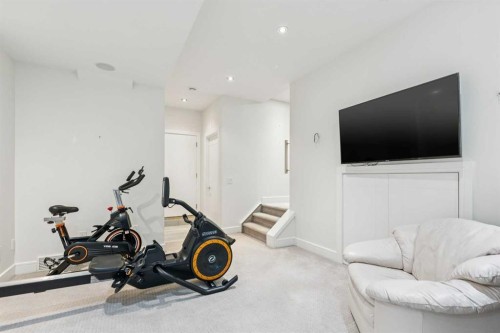 911 Drury Avenue Ne, Calgary, AB - Indoor Photo Showing Gym Room