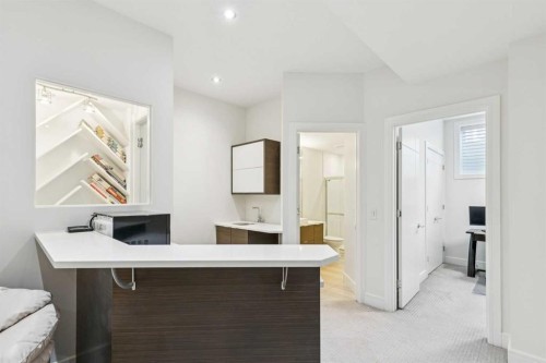911 Drury Avenue Ne, Calgary, AB - Indoor Photo Showing Other Room