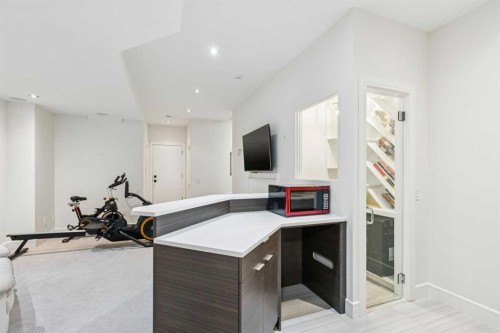 911 Drury Avenue Ne, Calgary, AB - Indoor