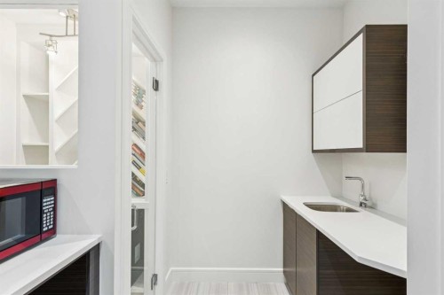 911 Drury Avenue Ne, Calgary, AB - Indoor