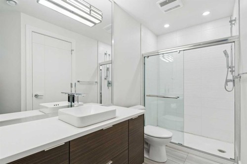911 Drury Avenue Ne, Calgary, AB - Indoor Photo Showing Bathroom