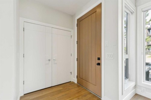 911 Drury Avenue Ne, Calgary, AB - Indoor Photo Showing Other Room