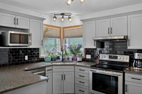 84 Hidden Spring Close Nw, Calgary, AB 