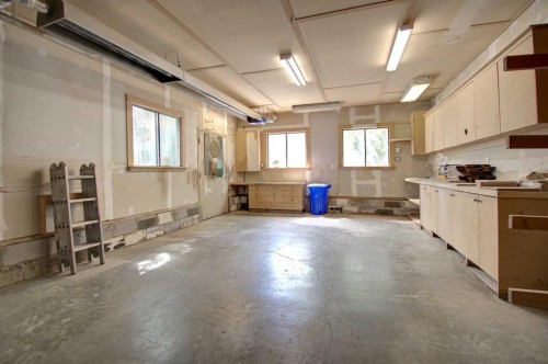 294 Southampton Drive Sw, Calgary, AB - Indoor Photo Showing Garage