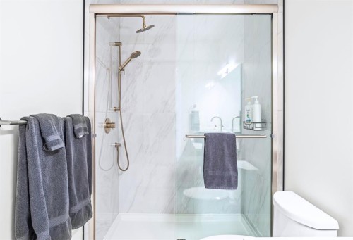 1-826 7Th Street, Canmore, AB - Indoor Photo Showing Bathroom