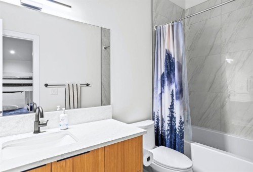 1-826 7Th Street, Canmore, AB - Indoor Photo Showing Bathroom
