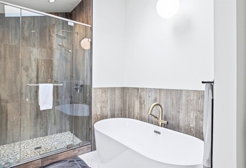 1-826 7Th Street, Canmore, AB - Indoor Photo Showing Bathroom