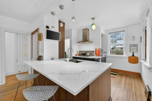 924 7A Street Nw, Calgary, AB - Indoor Photo Showing Kitchen With Upgraded Kitchen