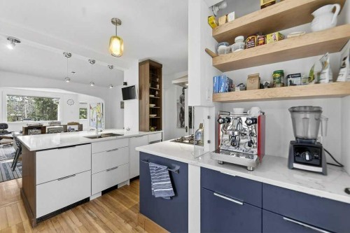 924 7A Street Nw, Calgary, AB - Indoor Photo Showing Kitchen
