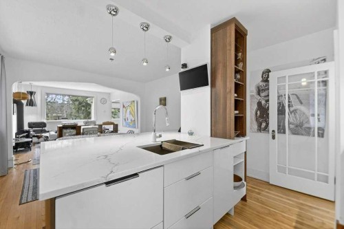 924 7A Street Nw, Calgary, AB - Indoor Photo Showing Kitchen