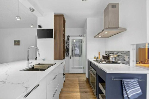 924 7A Street Nw, Calgary, AB - Indoor Photo Showing Kitchen With Upgraded Kitchen