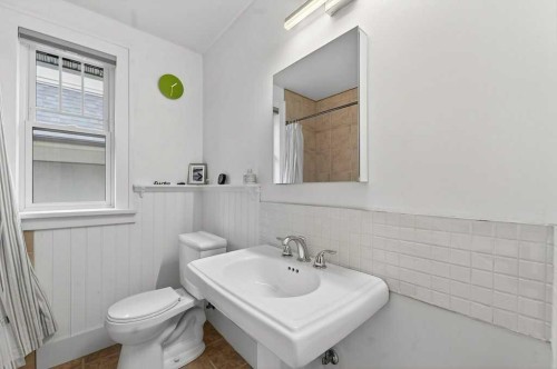 924 7A Street Nw, Calgary, AB - Indoor Photo Showing Bathroom