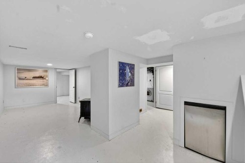 924 7A Street Nw, Calgary, AB - Indoor Photo Showing Other Room
