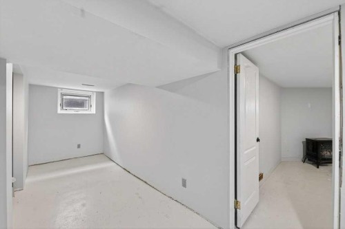 924 7A Street Nw, Calgary, AB - Indoor Photo Showing Other Room