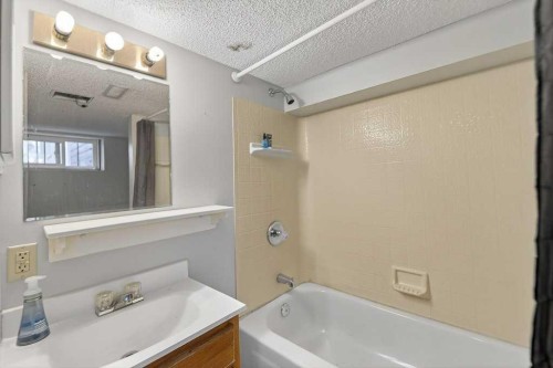 924 7A Street Nw, Calgary, AB - Indoor Photo Showing Bathroom