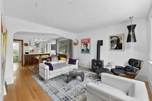 924 7A Street Nw, Calgary, AB - Indoor Photo Showing Living Room