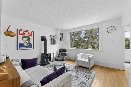 924 7A Street Nw, Calgary, AB - Indoor Photo Showing Living Room