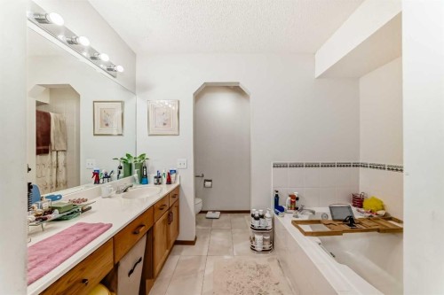 182 Somerglen Road Sw, Calgary, AB 