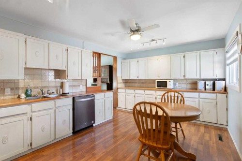 1622 Strathcona Street, Crossfield, AB - Indoor Photo Showing Kitchen