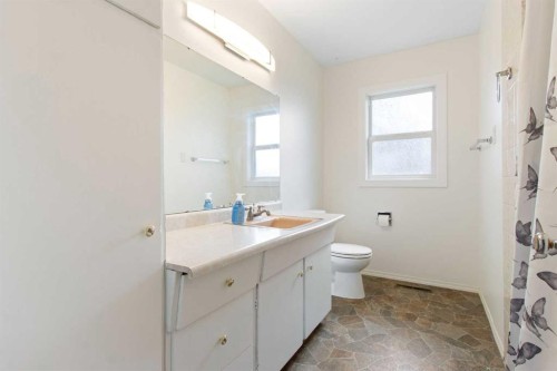 1622 Strathcona Street, Crossfield, AB - Indoor Photo Showing Bathroom
