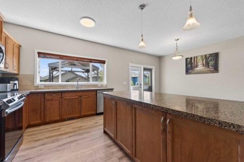 52 Reunion Close Nw, Airdrie, AB - Indoor Photo Showing Kitchen