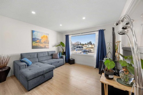 123 Radley Place Se, Calgary, AB - Indoor Photo Showing Living Room
