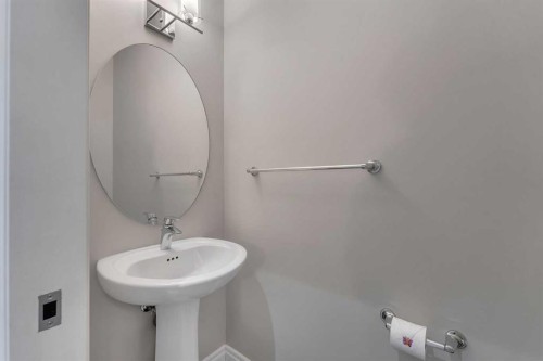 347 Hillcrest Heights Sw, Airdrie, AB - Indoor Photo Showing Bathroom