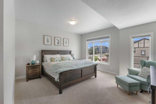 347 Hillcrest Heights Sw, Airdrie, AB - Indoor Photo Showing Bedroom