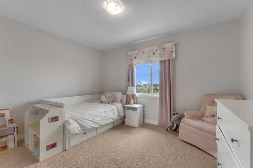 347 Hillcrest Heights Sw, Airdrie, AB - Indoor Photo Showing Bedroom