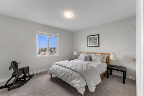 347 Hillcrest Heights Sw, Airdrie, AB - Indoor Photo Showing Bedroom